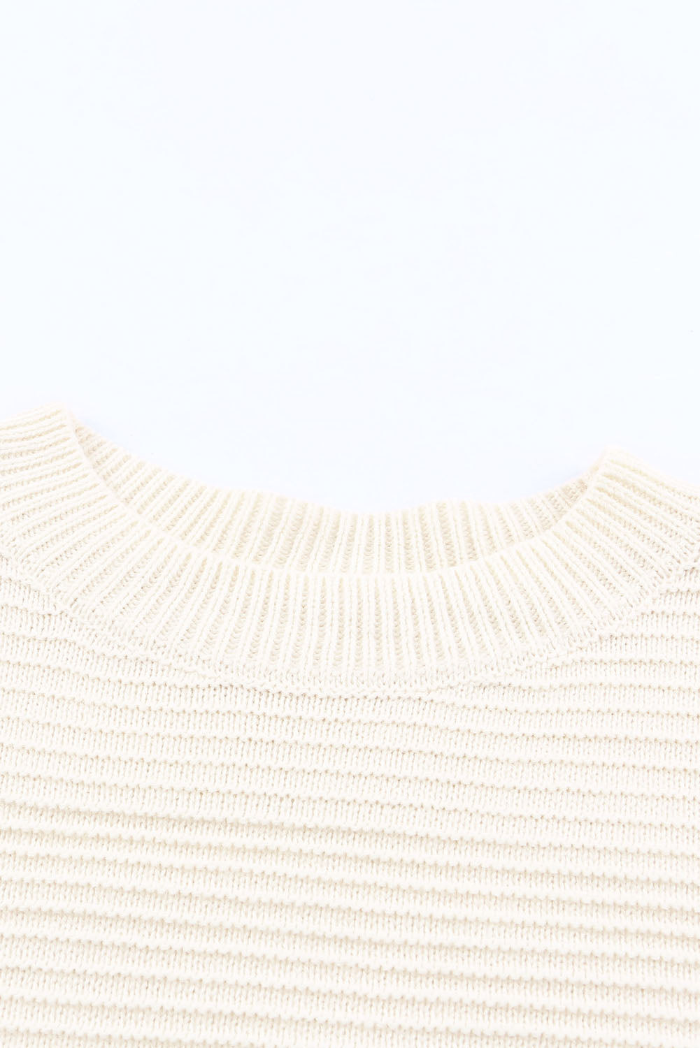 Bel črtast pulover s spuščenimi rameni z gumbi