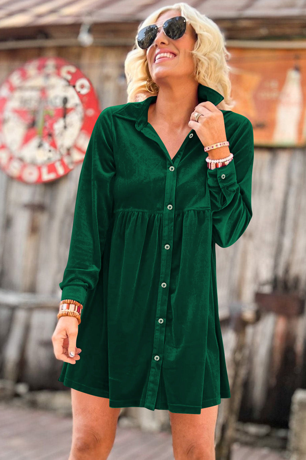 Zelena žametna obleka na gumbe z dolgimi rokavi in ​​naborki