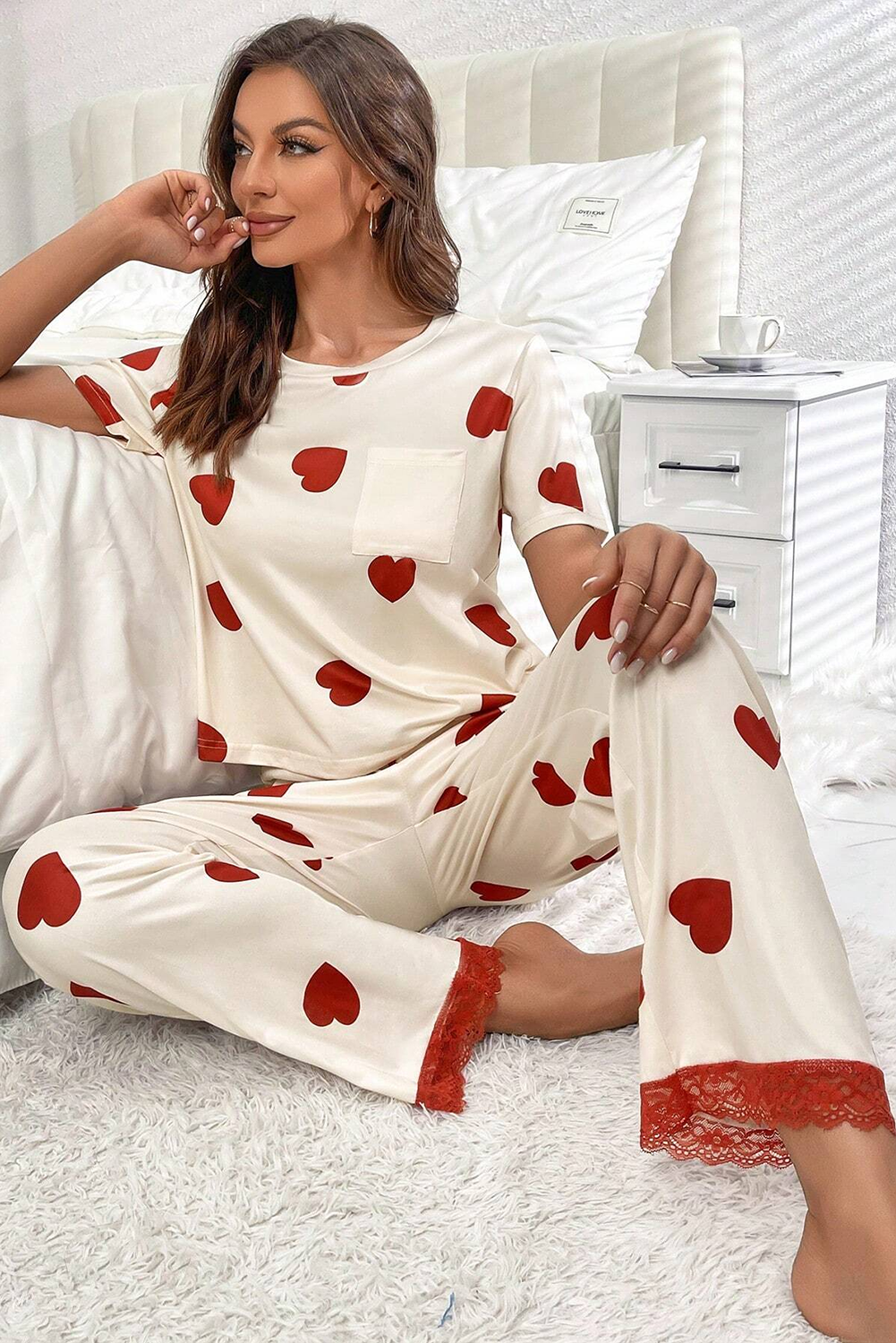 Ensemble pyjama blanc avec t-shirt et pantalon à imprimé cœur et ourlet en dentelle pour la Saint-Valentin