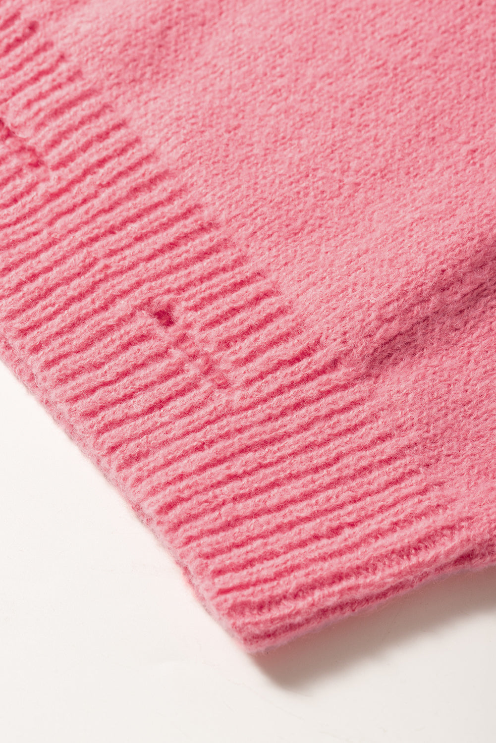 Rožnat širok pulover z resicami in v-izrezom
