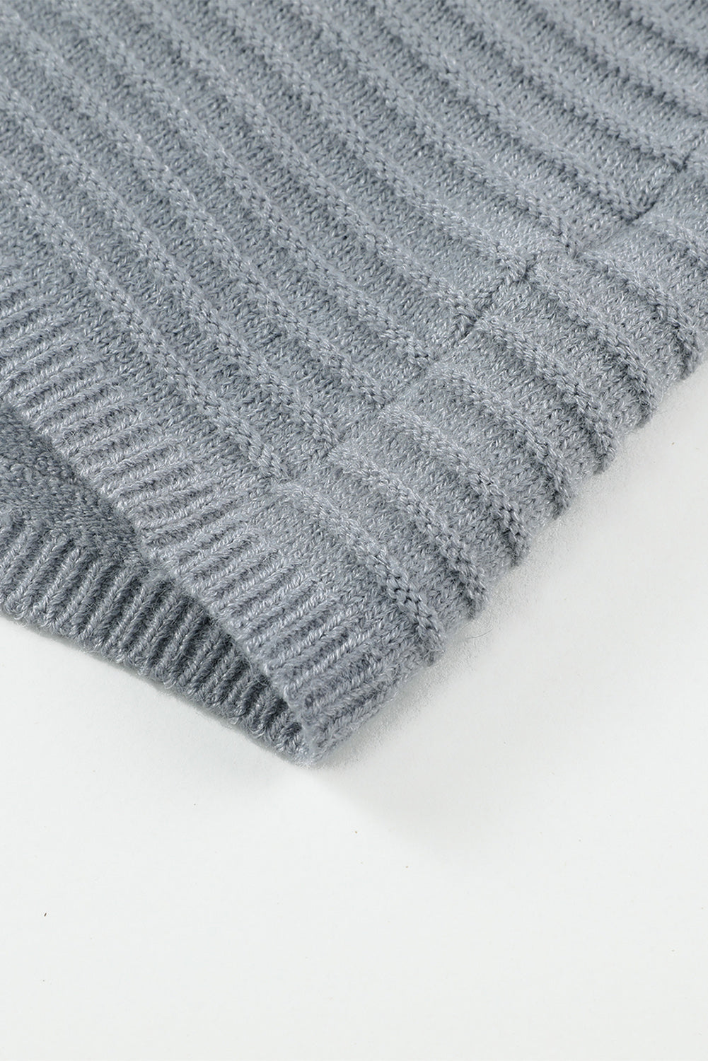 Sivi vodoravni pleteni kardigan s kapuljačom s prednje strane