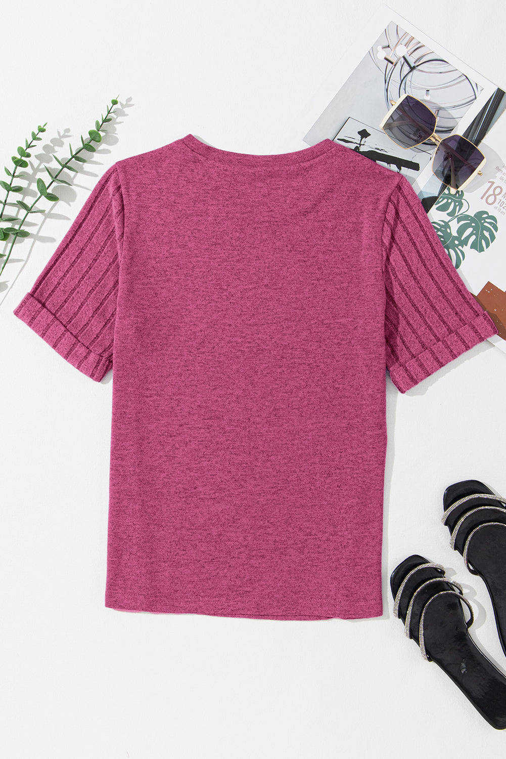 Hellrosa T-Shirt mit gerippten Spleißärmeln und Rundhalsausschnitt