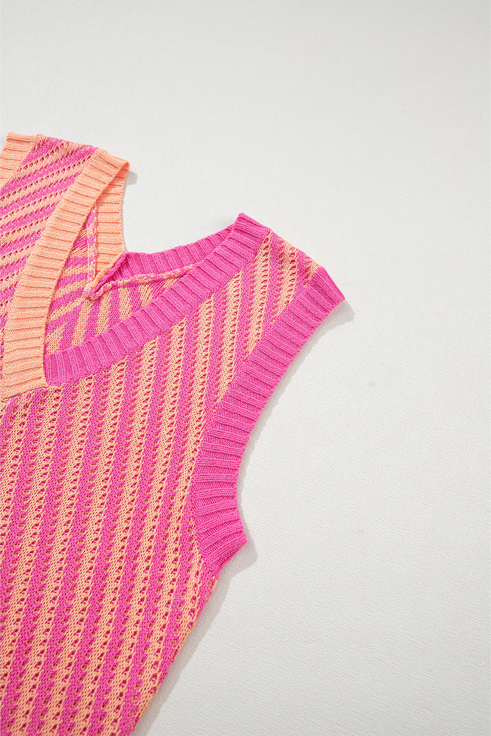 Svetlo francosko bež kontrastni pleten pulover z v-izrezom