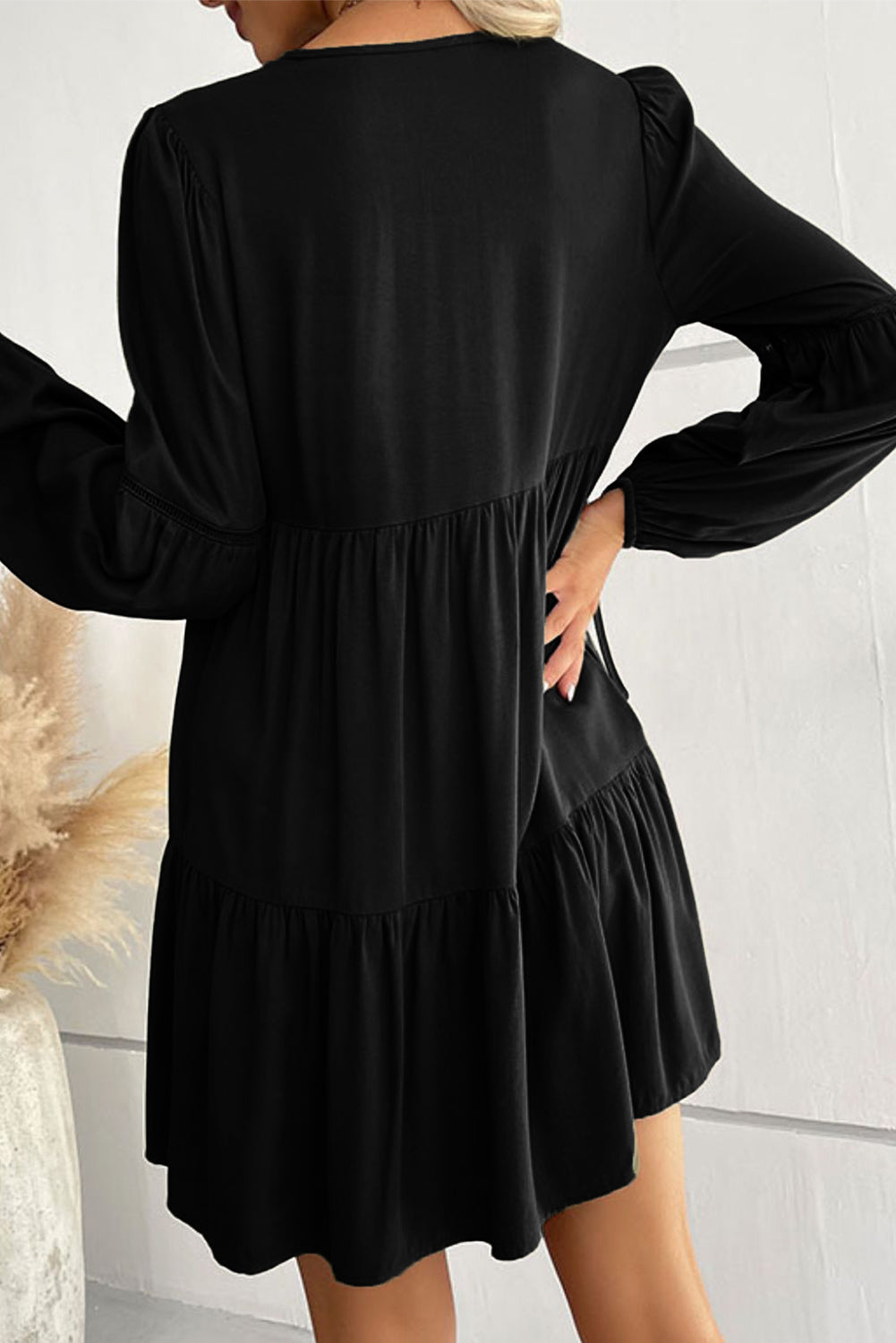 Crna čipkasta mini haljina s puf rukavima i kopčanjem na više razina