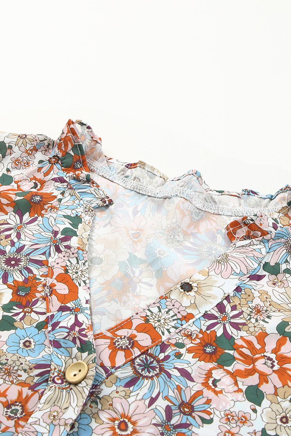 Robe florale multicolore à col fendu et boutons sur le devant