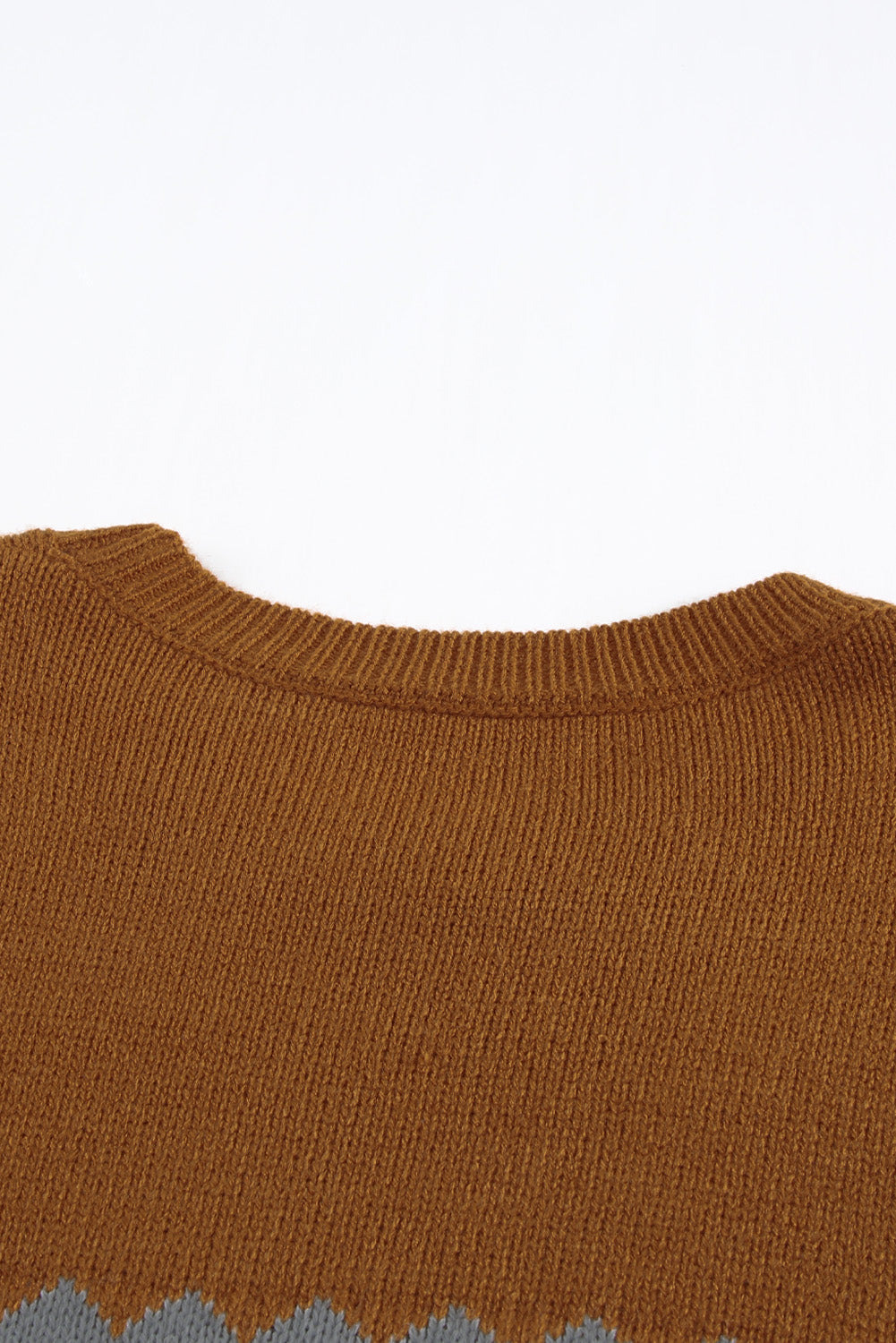 Rjav potiskan pleten pulover z okroglim izrezom