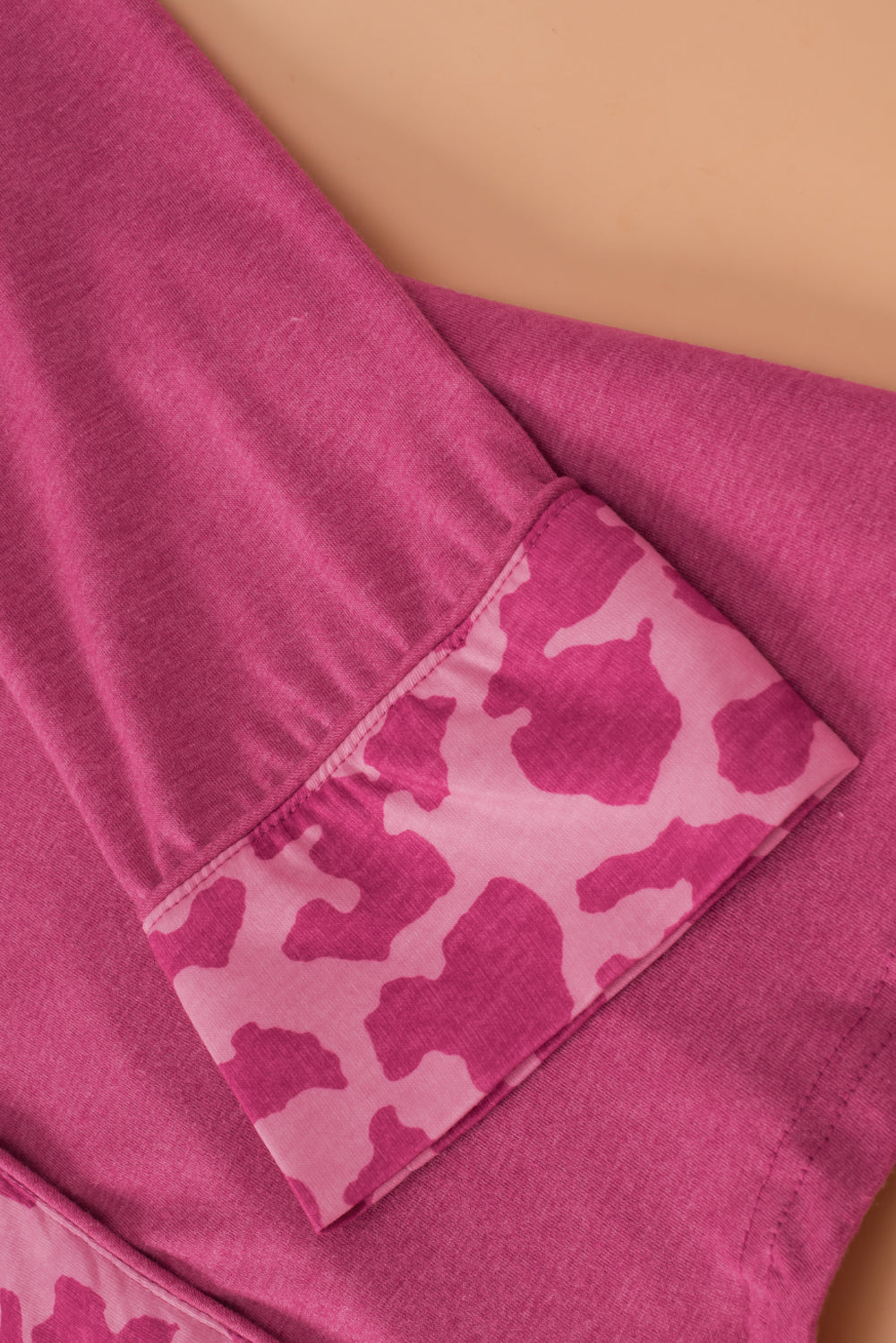 Langes Pyjama-Set mit rosa Leopardenmuster und kontrastierenden Taschen