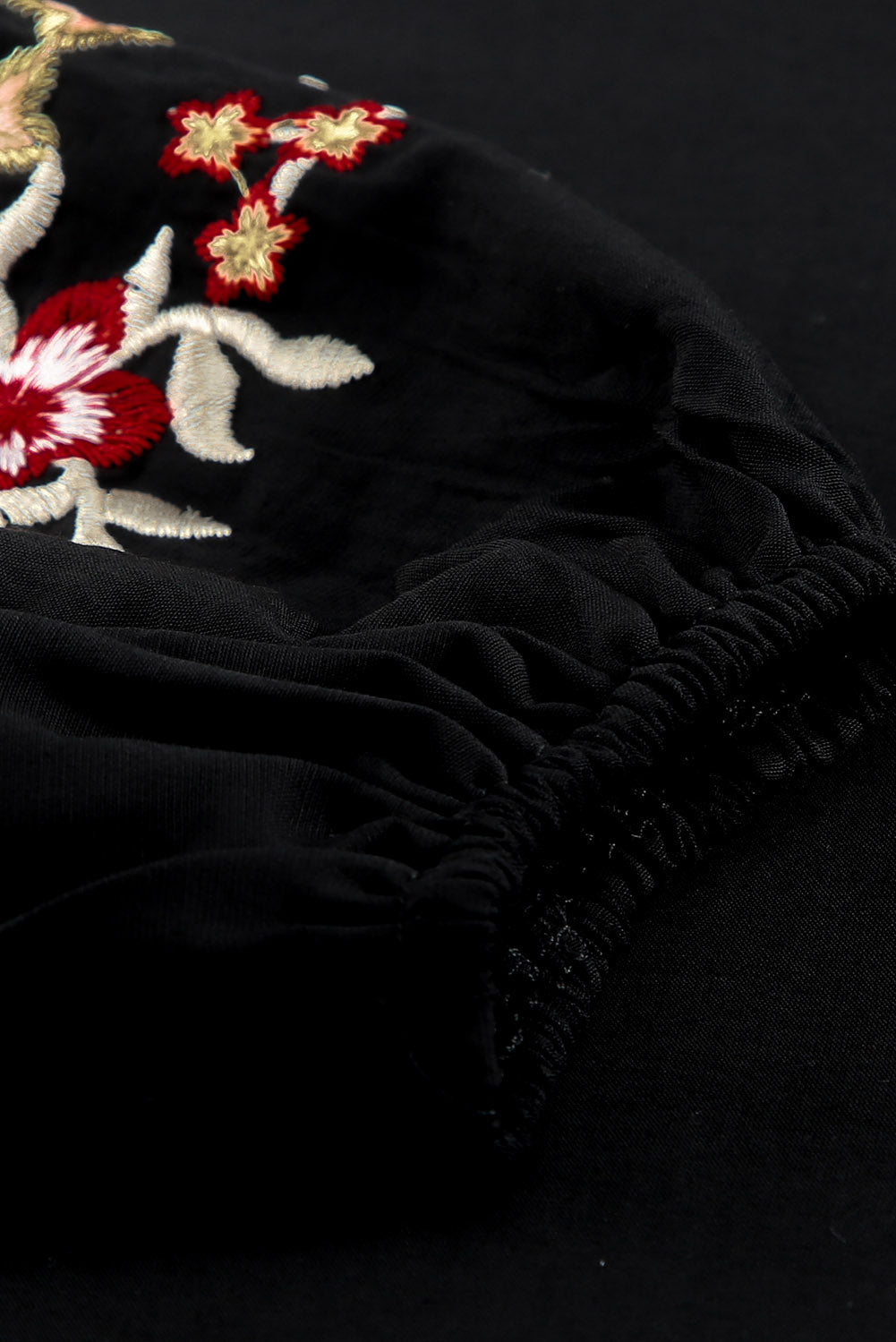 Crna majica dugih rukava s cvjetnim vezom