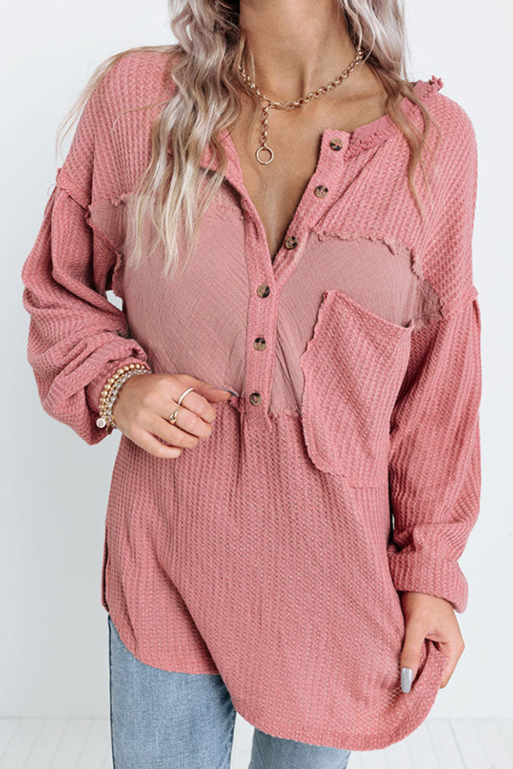 Rožnata obrabljena pletena majica iz vaflja