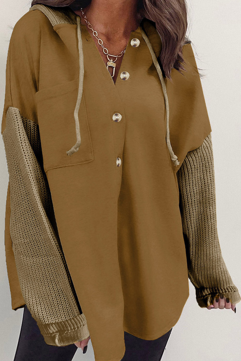 Smeđa jakna s kapuljačom s kopčanjem i kontrastnim pletenim rukavima