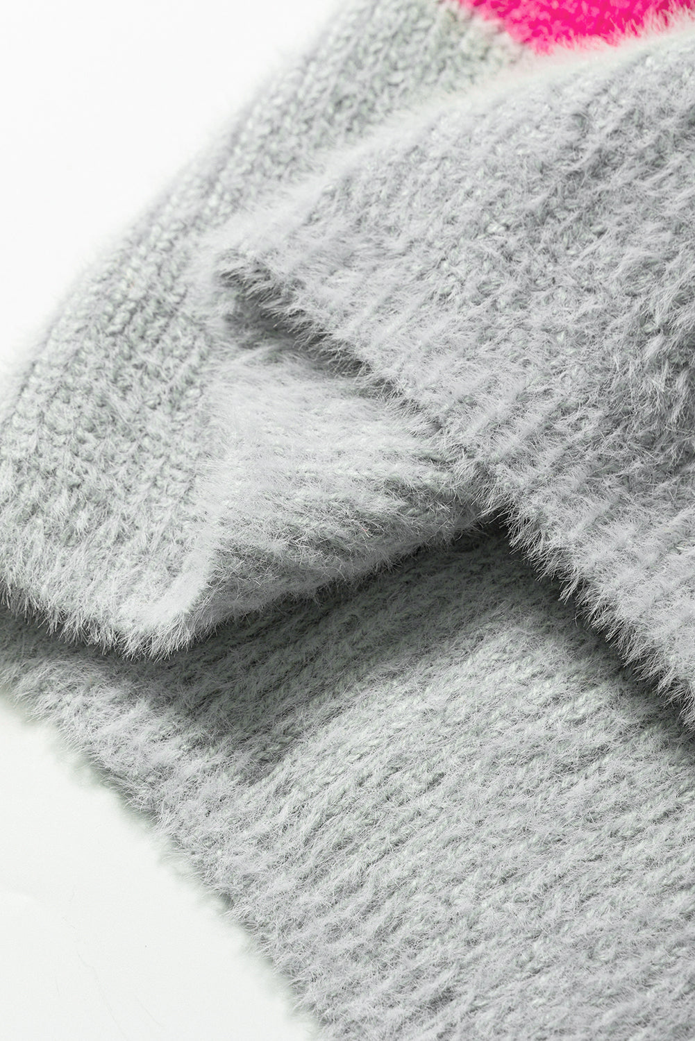 Prugasti pulover s nejasnim V izrezom u boji