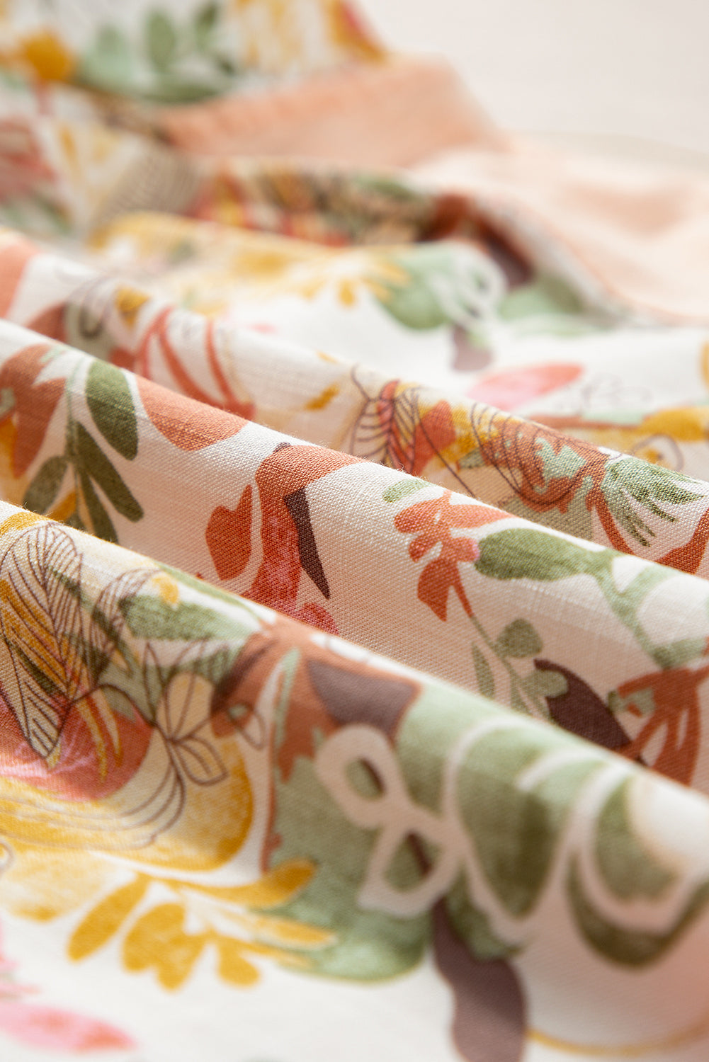 Aprikosenrosa geblümte Patchwork-Bluse mit eckigem Ausschnitt und Rüschenärmeln