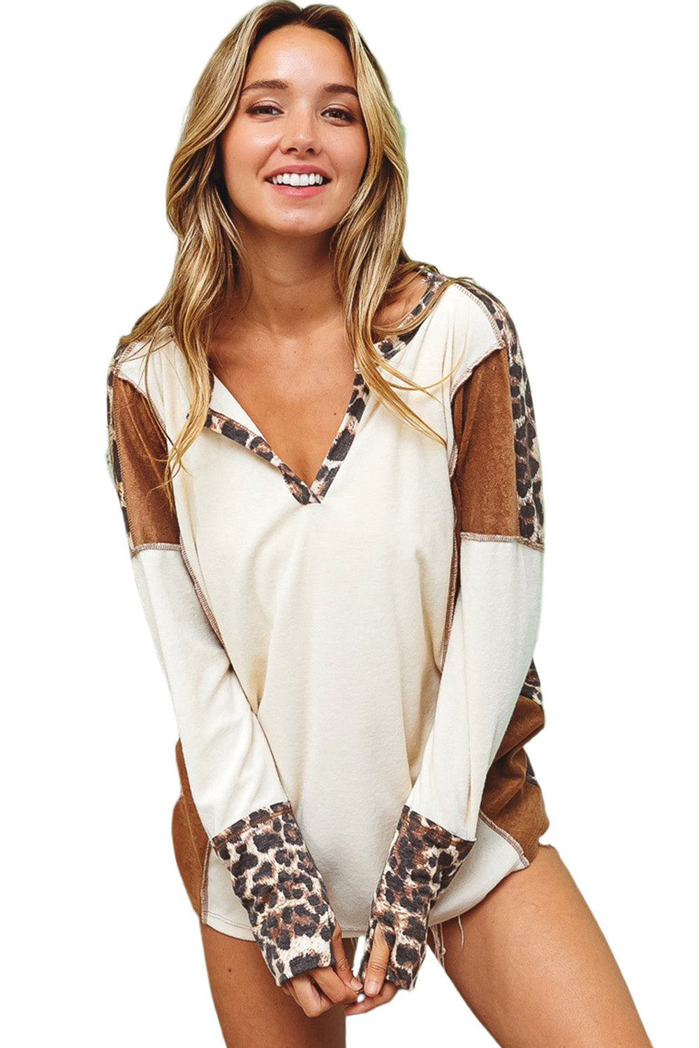 Top a maniche lunghe con collo diviso patchwork leopardato bianco a blocchi di colore