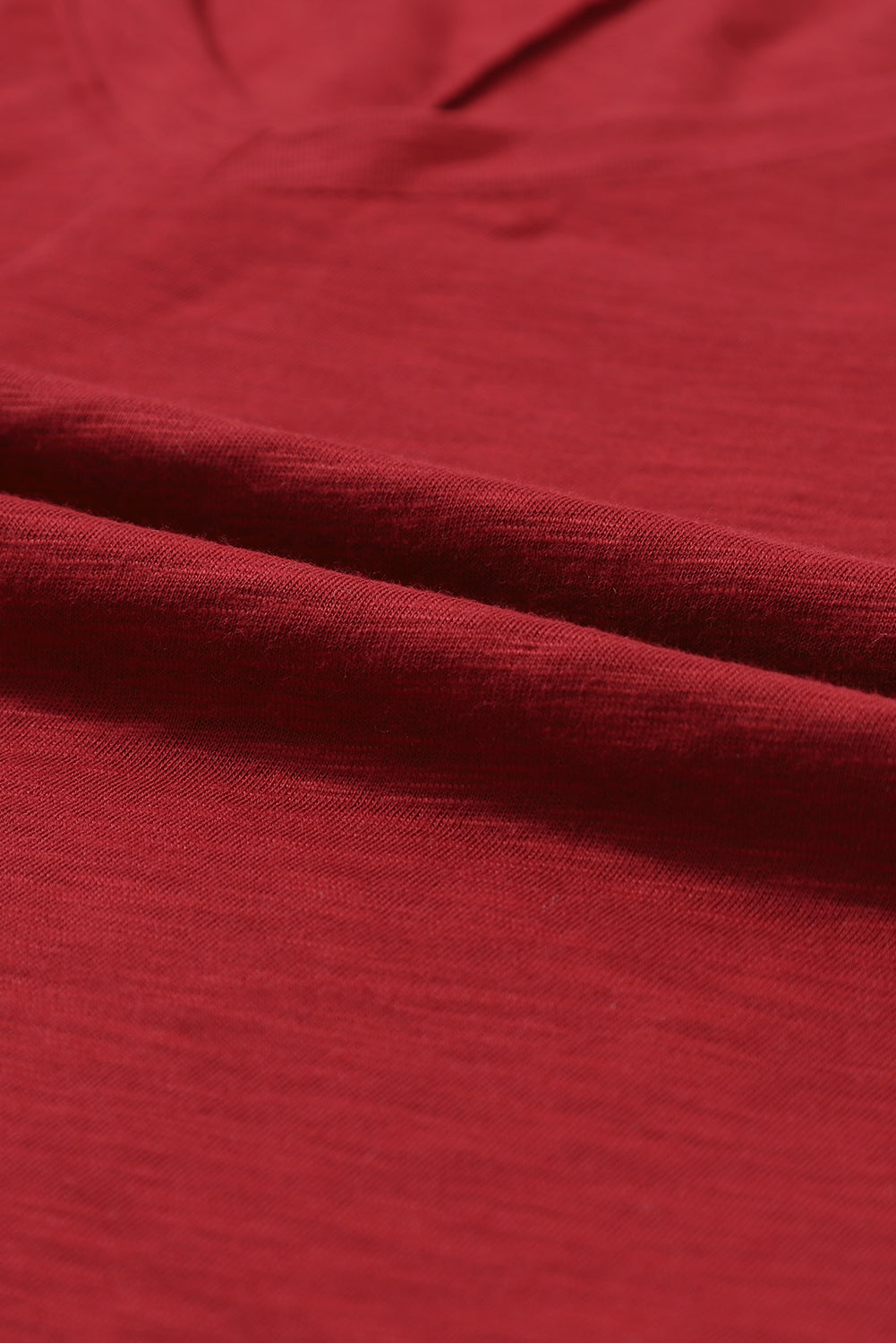 Rotes Sandelholz-Langarm-T-Shirt mit V-Ausschnitt und Mittelnaht