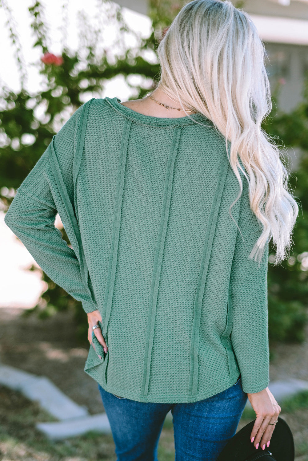 Haut ample vert en tricot gaufré à coutures apparentes