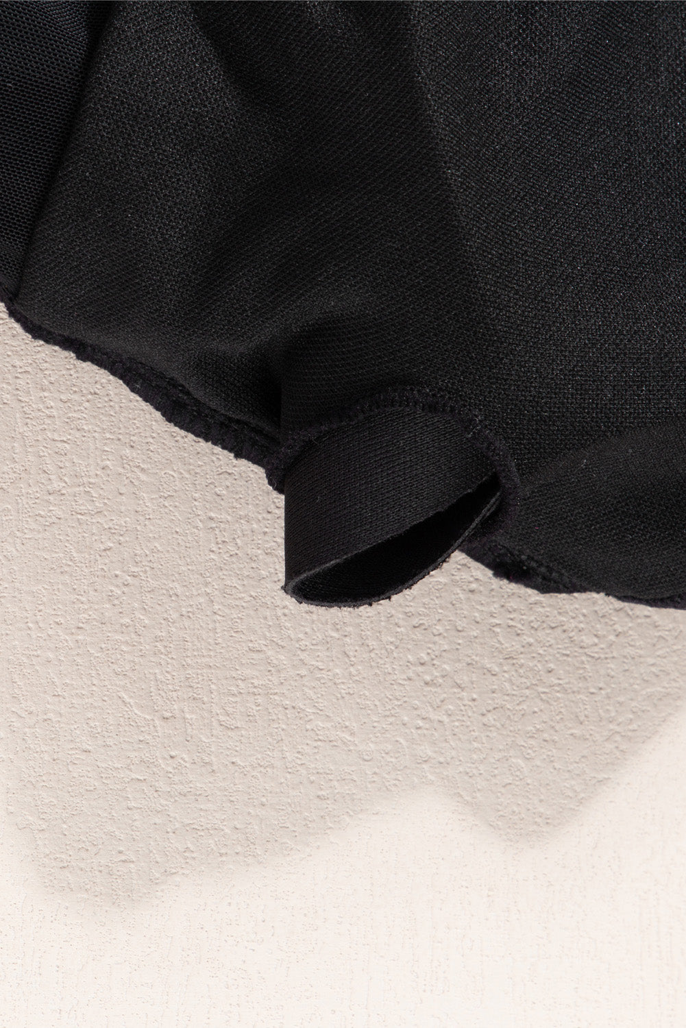 Schwarzer Badeanzug mit verstellbaren Trägern und Mesh-Spleißen