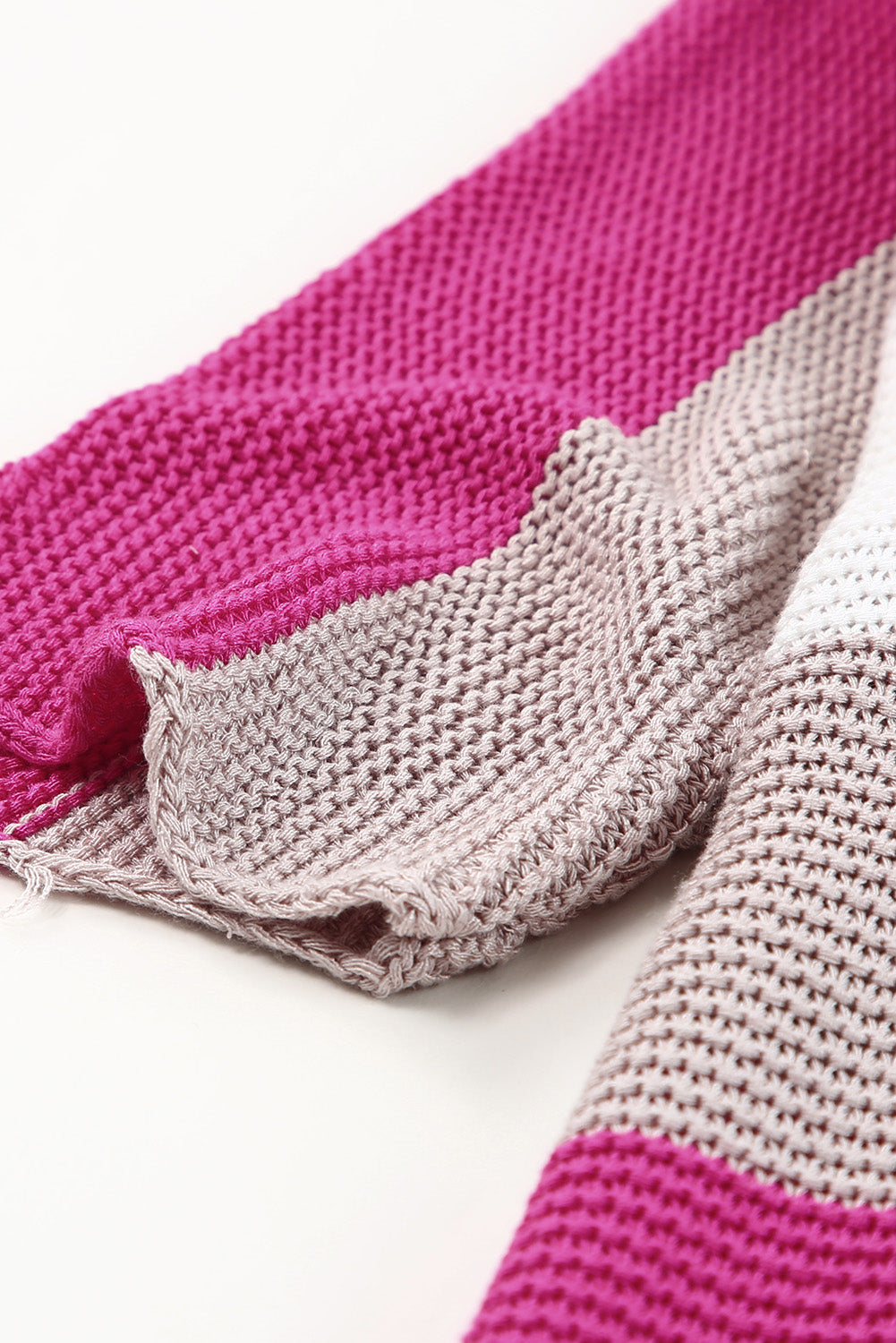 Pleten pulover s pol rokavi z rožnatimi kontrastnimi črtami