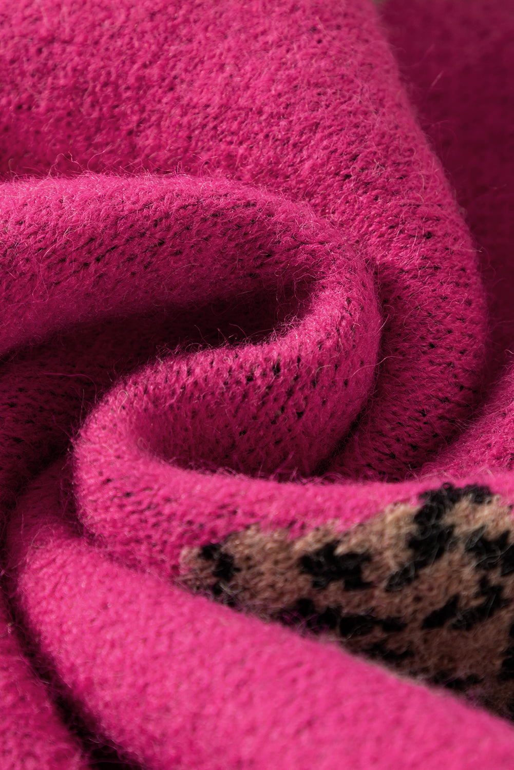 Ležeren pleten pulover z rožnato rdečim živalskim vzorcem