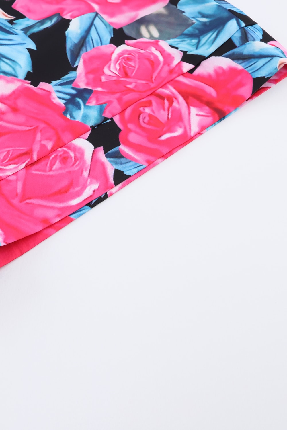 Rosafarbener Strampler mit tiefem V-Ausschnitt und langen Ärmeln und Blumenmuster