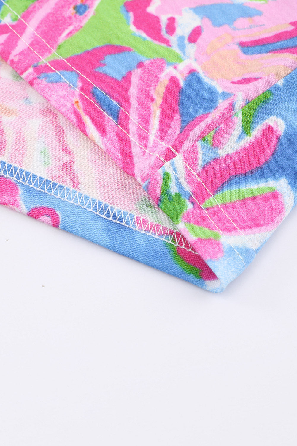 Rožnata ohlapna majica z v-izrezom s cvetličnim vzorcem