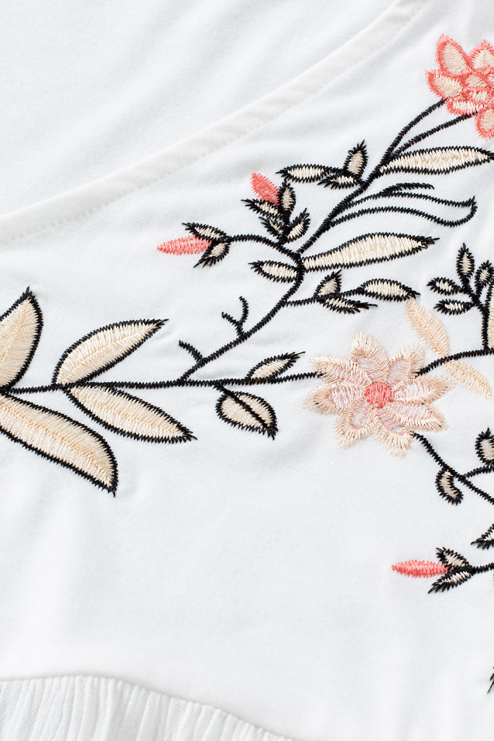 Weiße, mit Blumen bestickte Crinkle-Babydoll-Bluse mit V-Ausschnitt