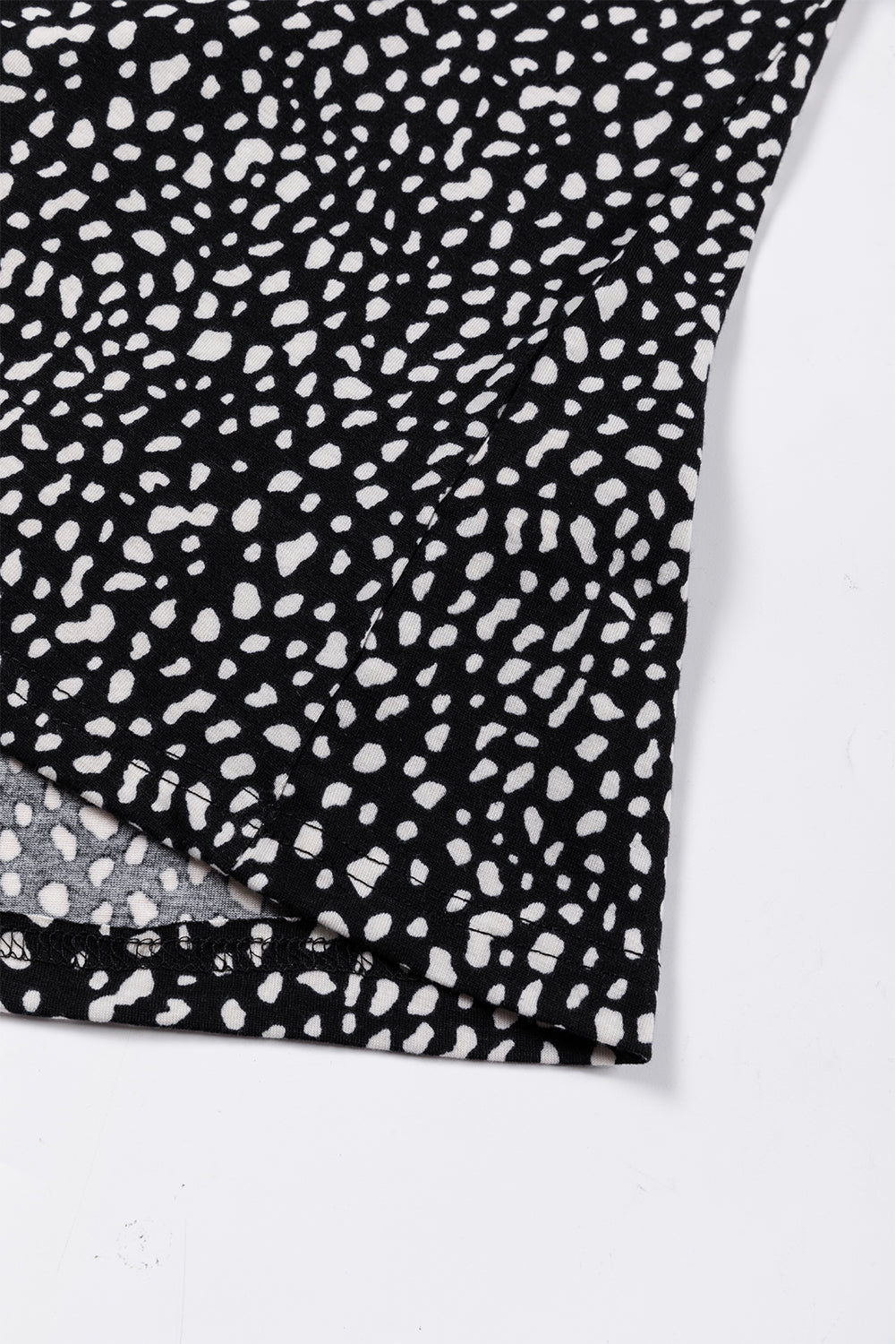 Črna majica z dolgimi rokavi z okroglim izrezom in živalskim lisastim vzorcem