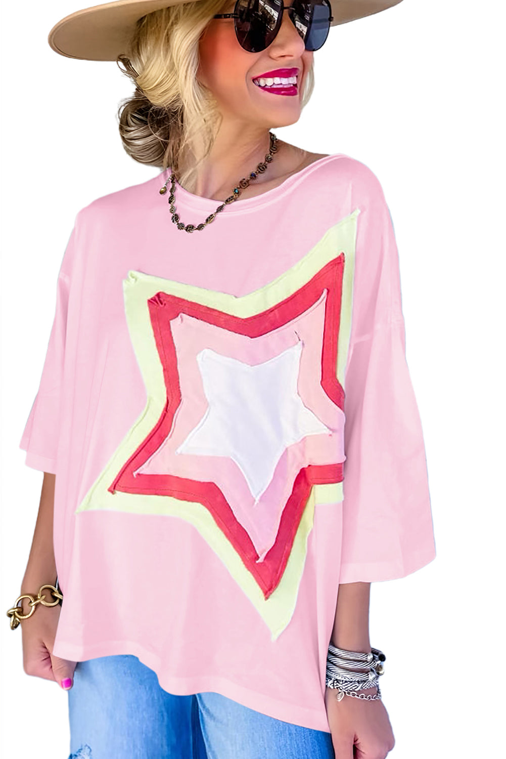 Svjetloružičasta velika majica do pola rukava sa zakrpama i zvijezdama u boji