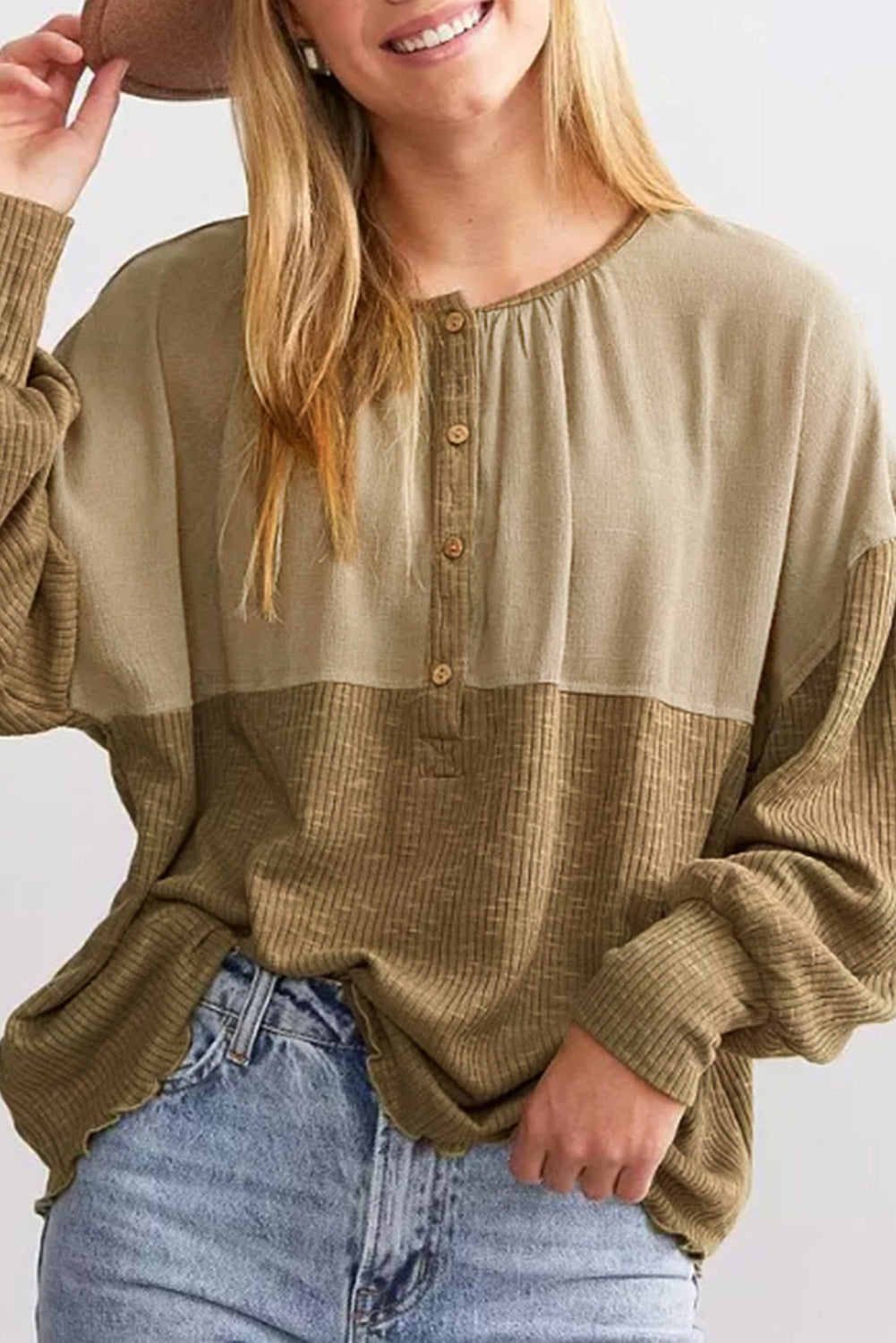 Khaki rebrasta patchwork bluza s izrezom na spuštena ramena s gumbima