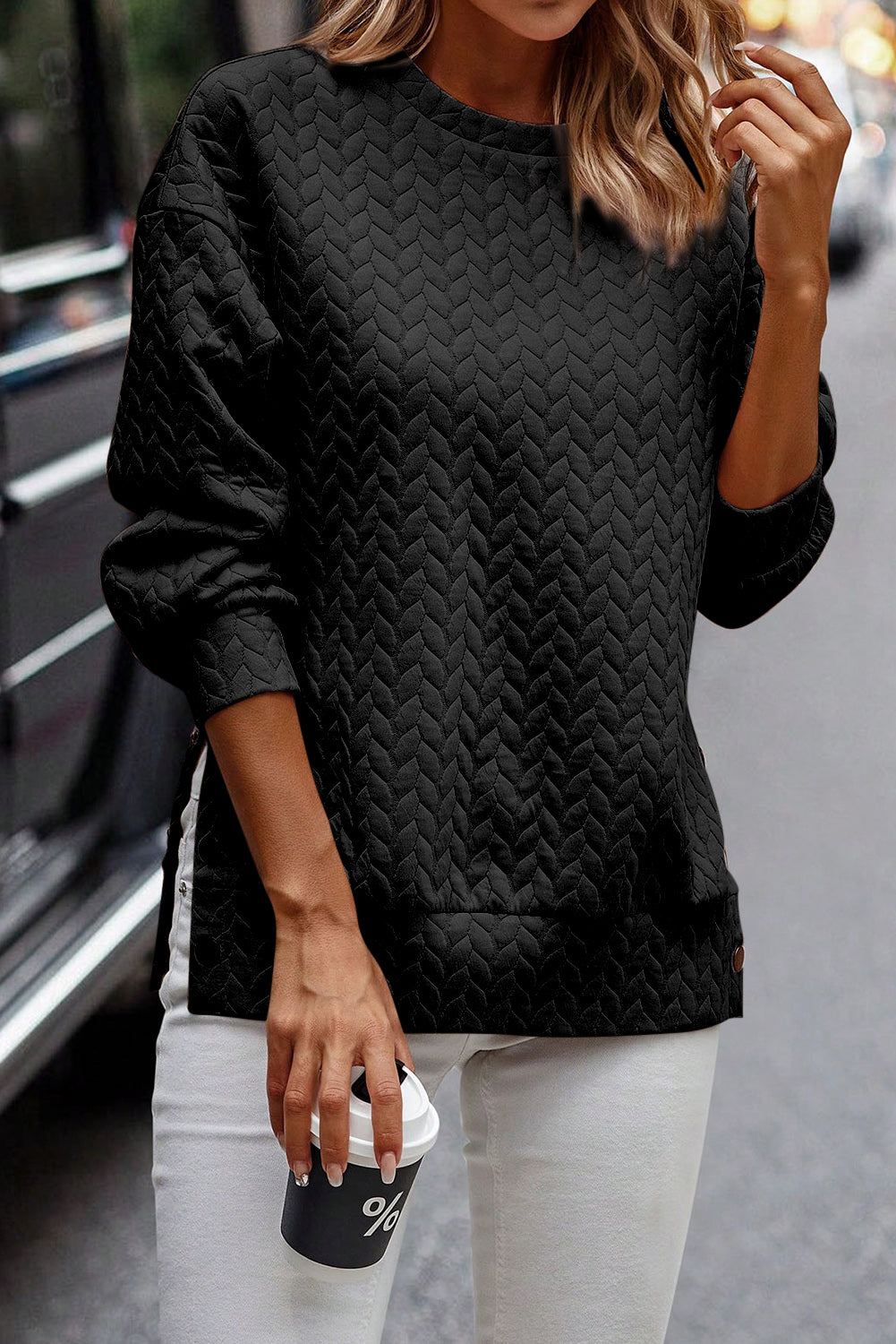 Črn bledo kostanjev pulover s stranskimi gumbi in kabelsko teksturo
