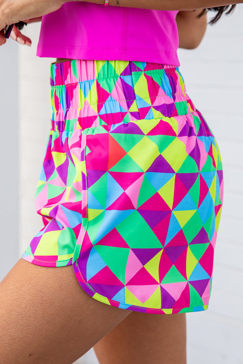 Večbarvne atletske kratke hlače z visokim pasom z geometrijsko geometrijo
