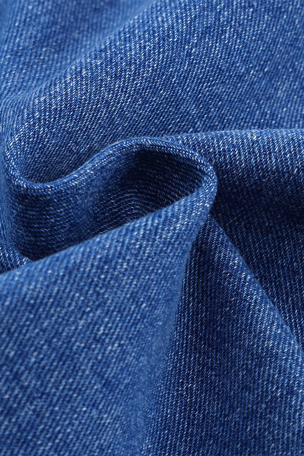 Blaue, lockere Jeansjacke mit Brusttaschen und überschnittener Schulter