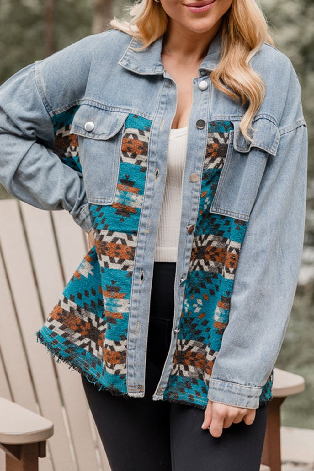 Blaue Jeansjacke mit Azteken-Print