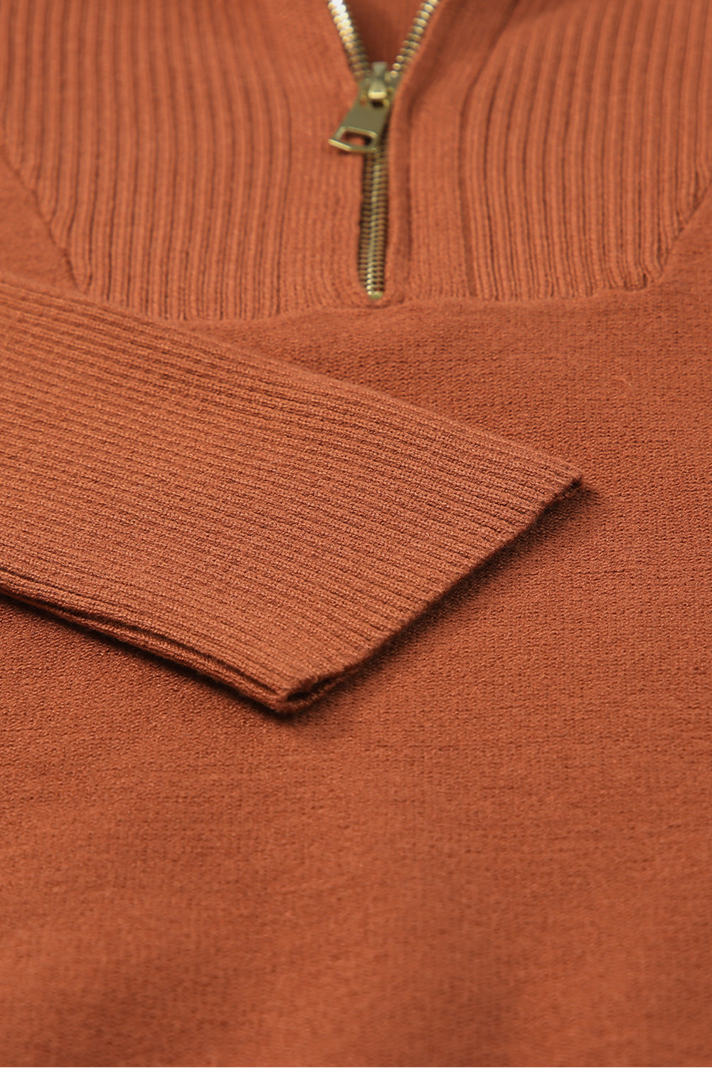 Rjav enobarvni pulover z rebrastimi obrobami in velikimi ovratniki z zadrgo