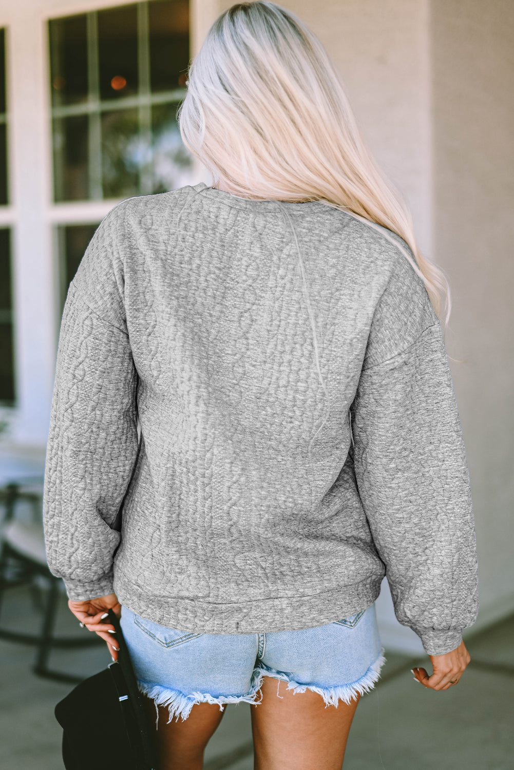 Siv pulover s kabelsko teksturo in spuščenimi rameni