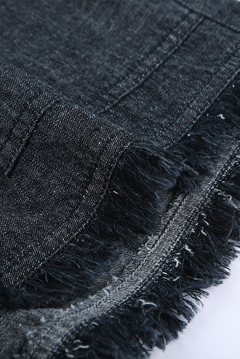 Schwarze, lässige, ausgefranste Jeansshorts mit Taschen