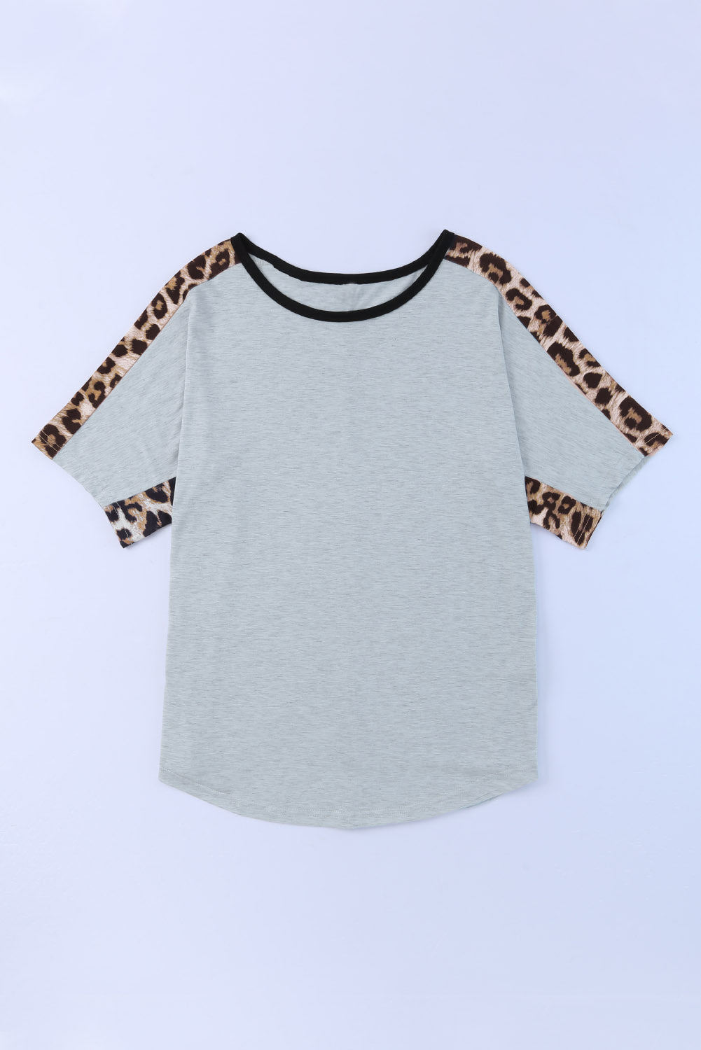 Siva majica s kratkimi rokavi z o-izrezom in leopardjim prerezom