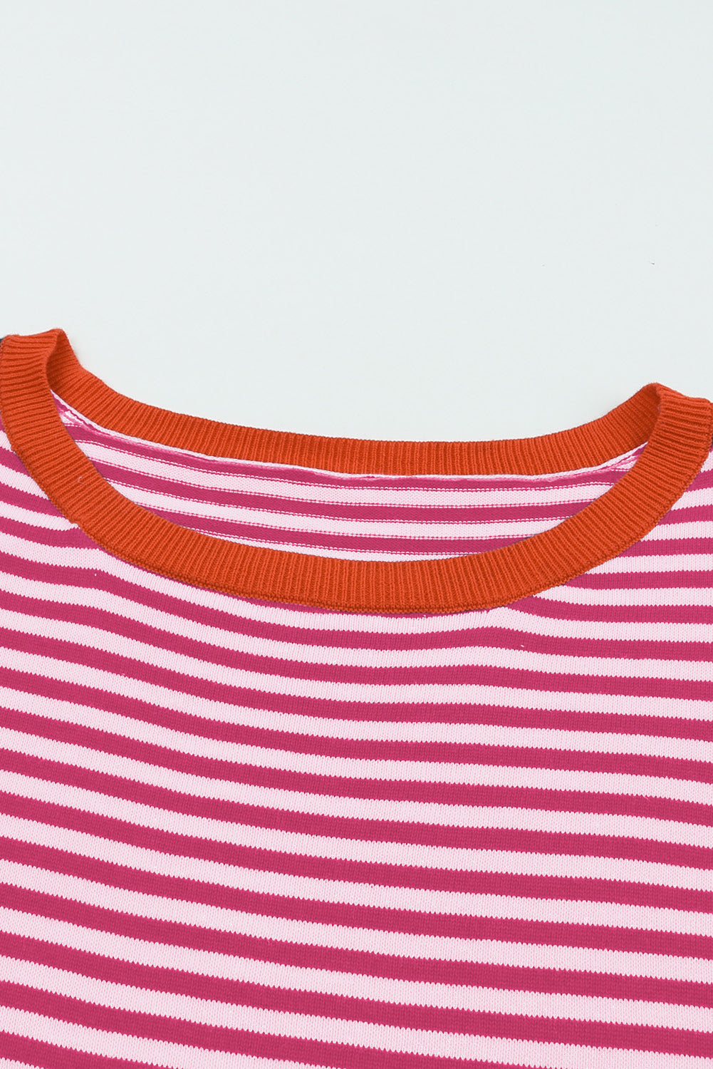 Ružičasti kontrastni prugasti pulover na spuštena ramena
