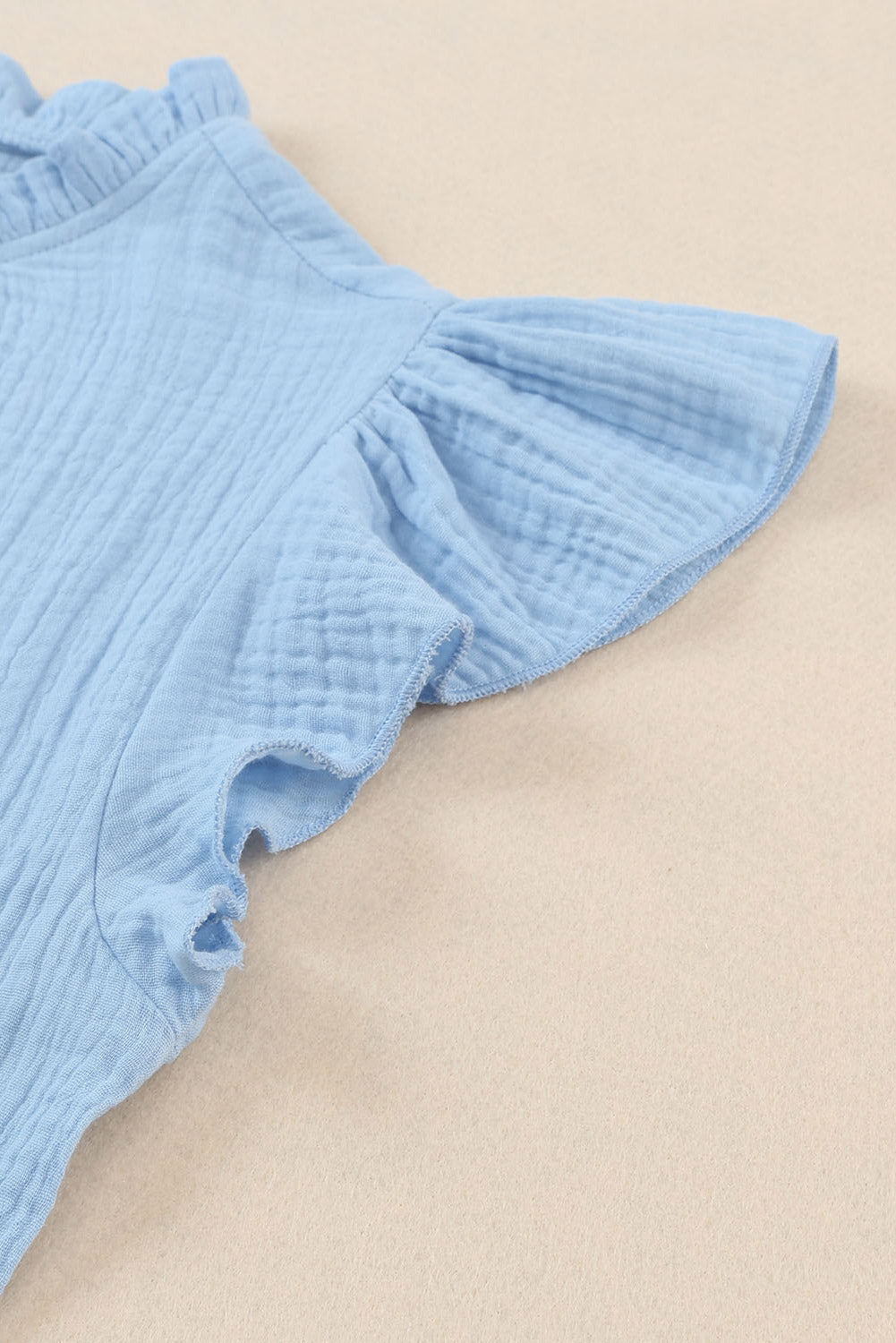 Himmelblaue, strukturierte Bluse mit Flatterärmeln und Rüschenkragen