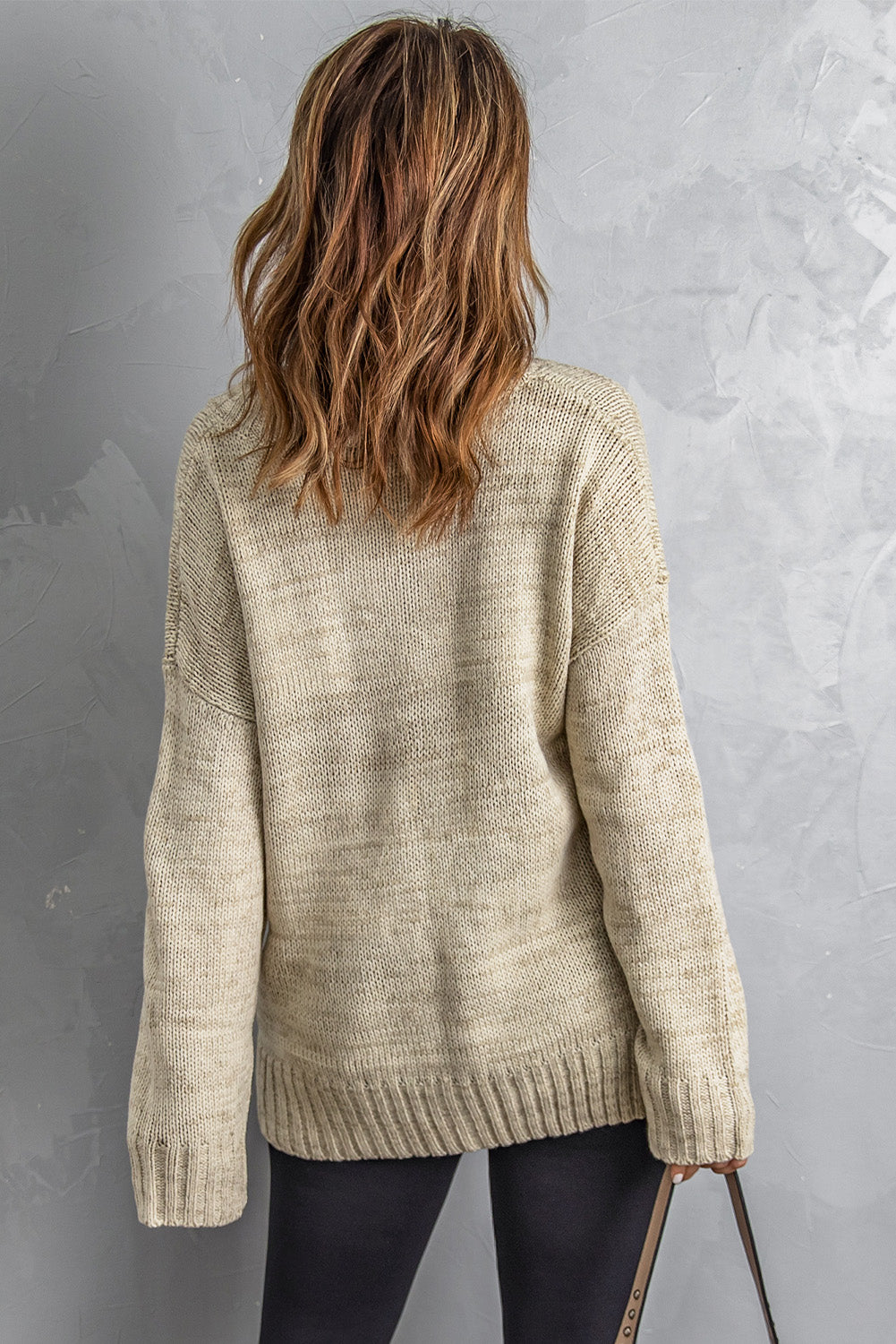 Kaki pleteni džemper s V izrezom i spuštenim ramenima