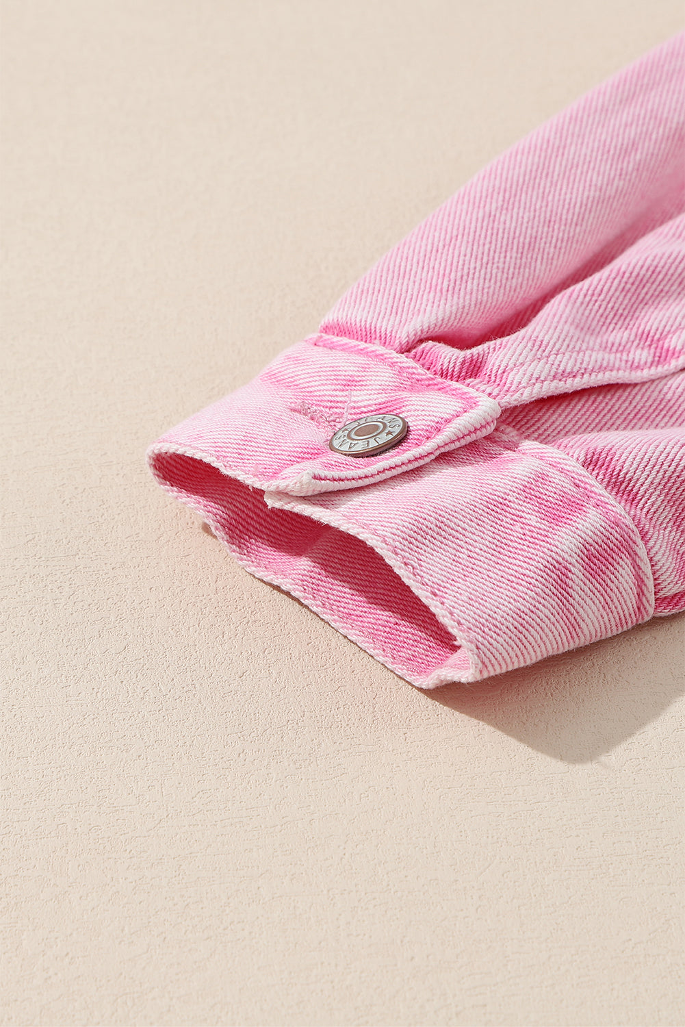 Rožnata jakna iz jeansa z žepi in zakovicami