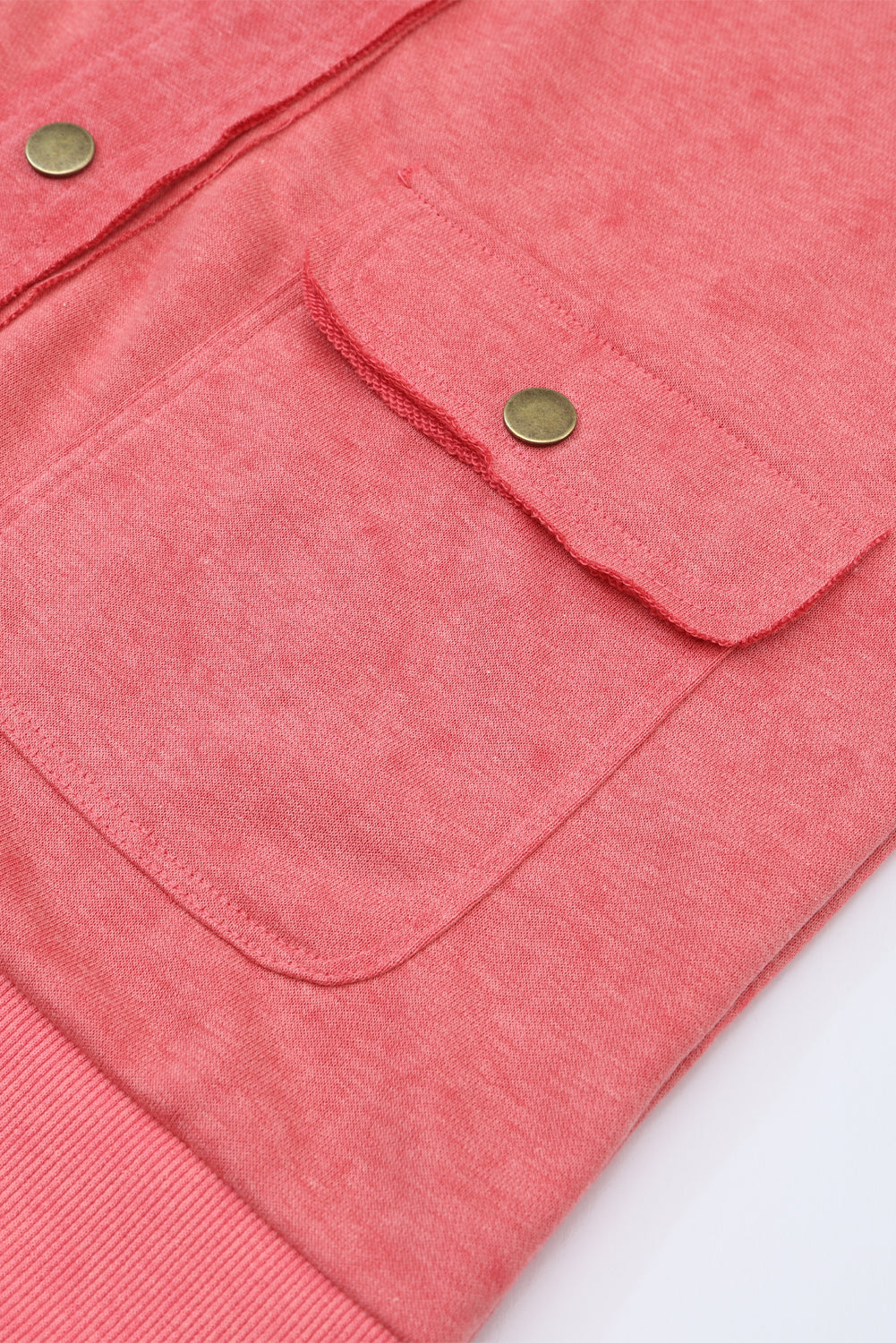 Feurige rote Vintage-Hemdjacke mit verwaschener Pattentasche und Knöpfen
