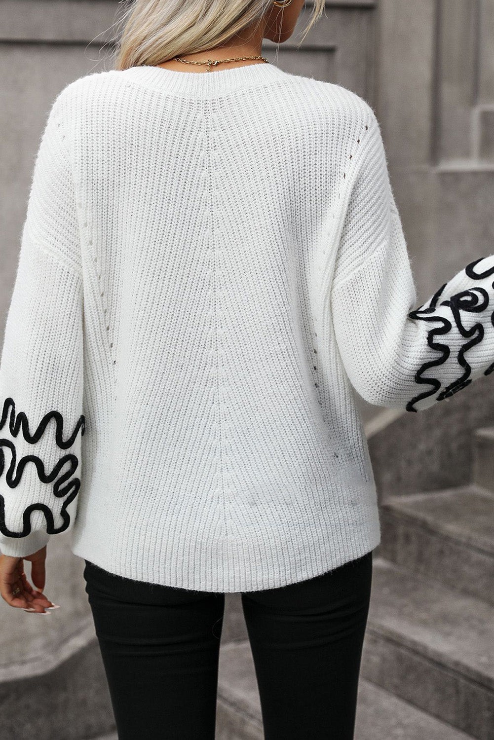 Bel abstraktni kvačkani ohlapen pulover z mehurčki