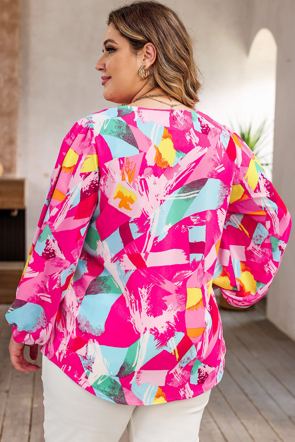Rosa Plus-Size-Bluse mit Graffiti-Print und geschlitztem Ausschnitt und Puffärmeln