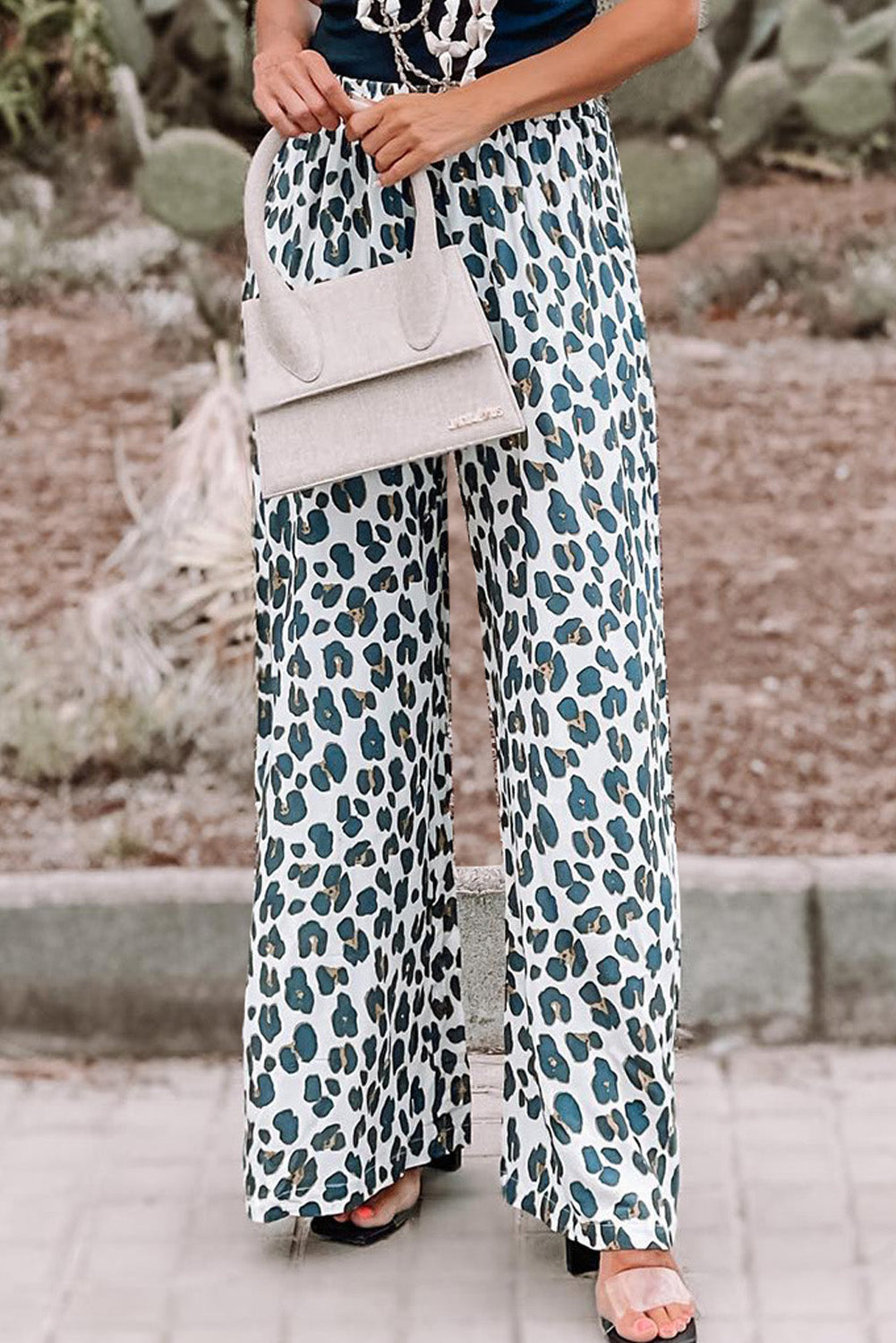 Pantalon large blanc à poches et imprimé léopard