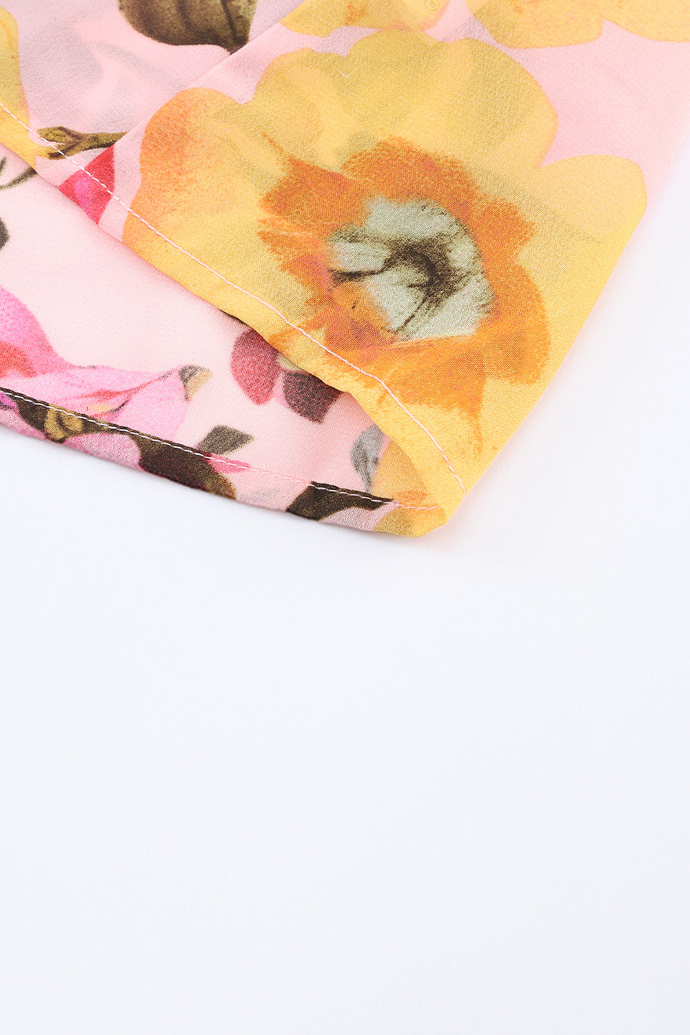 Ružičasta bluza dugih rukava s naborima na više razina s cvjetnim printom