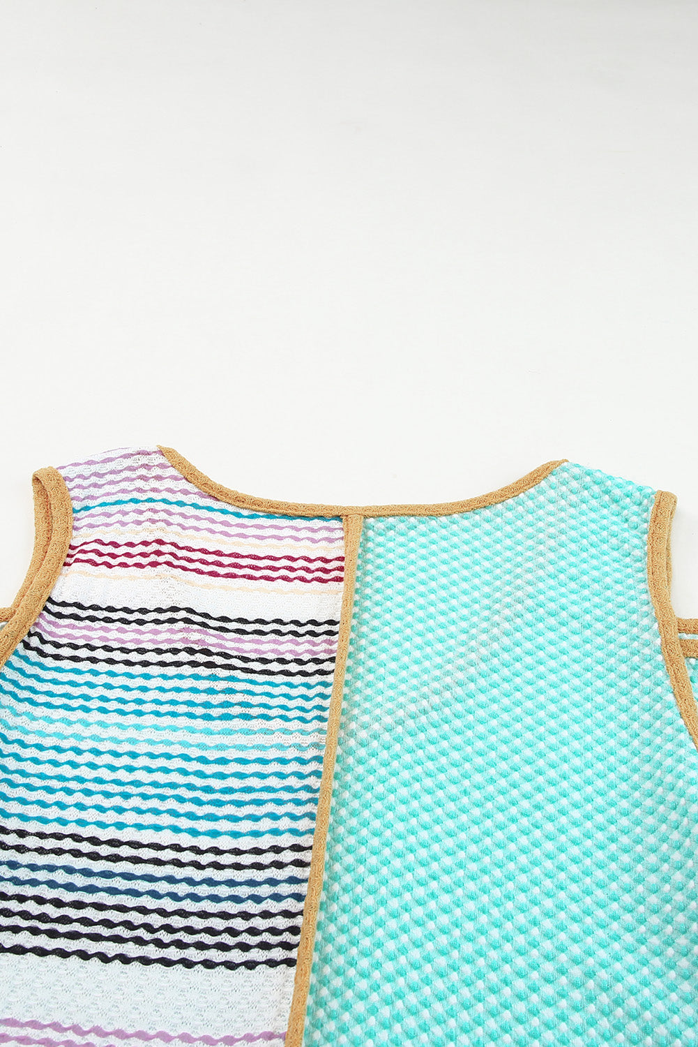 Hladna pletena majica z večbarvnimi črtami in barvnimi bloki
