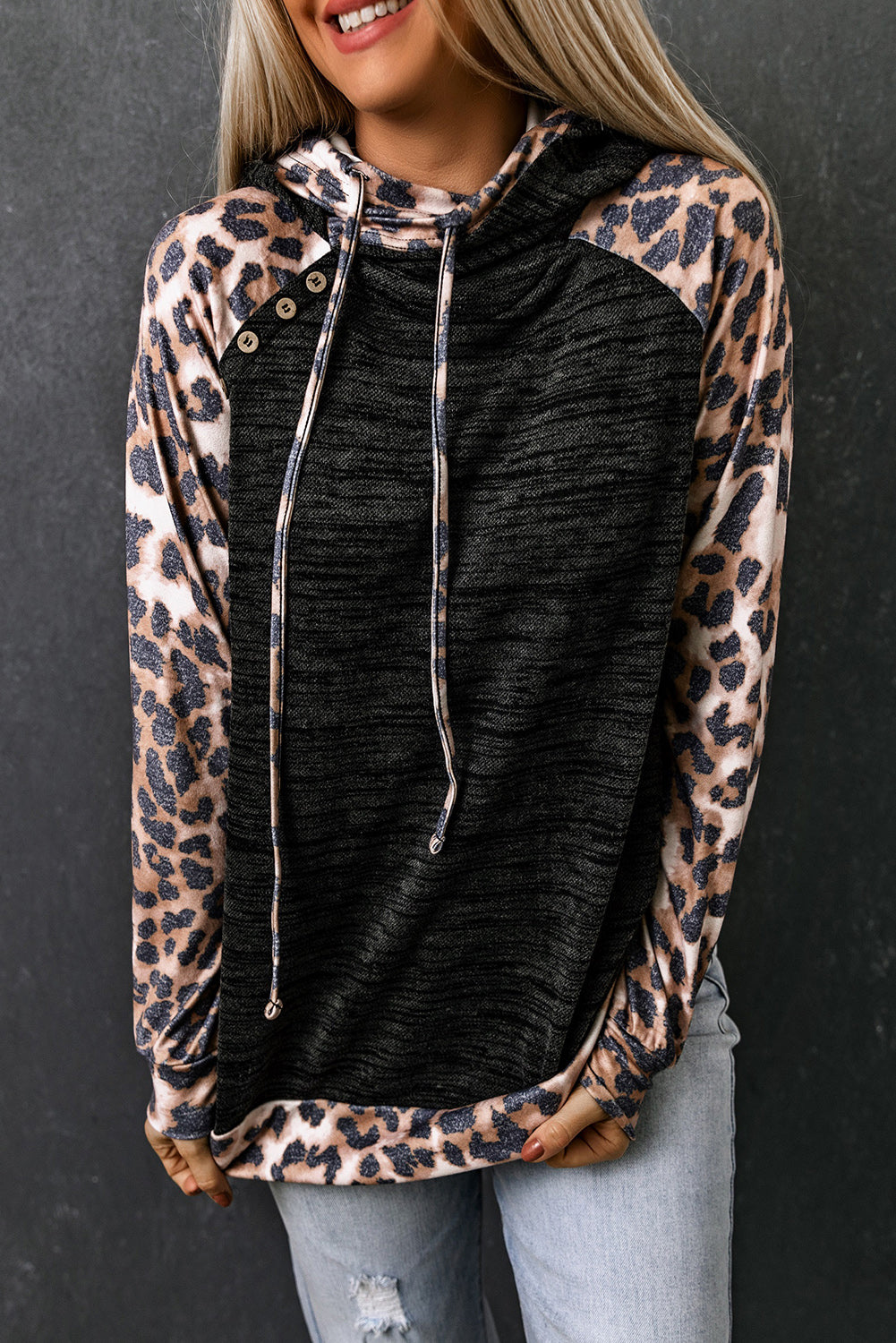 Kontrastni pulover s kapuco iz brušenega leoparda