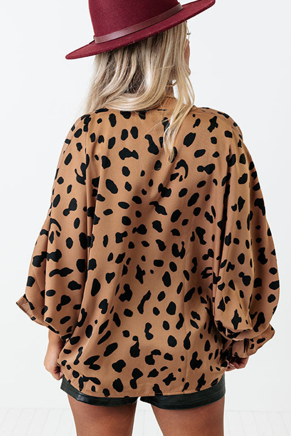 Ohlapna bluza z leopardjim V izrezom in naborki