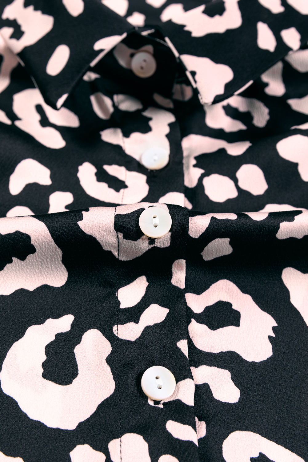 Chemise noire à manches longues boutonnée à imprimé léopard