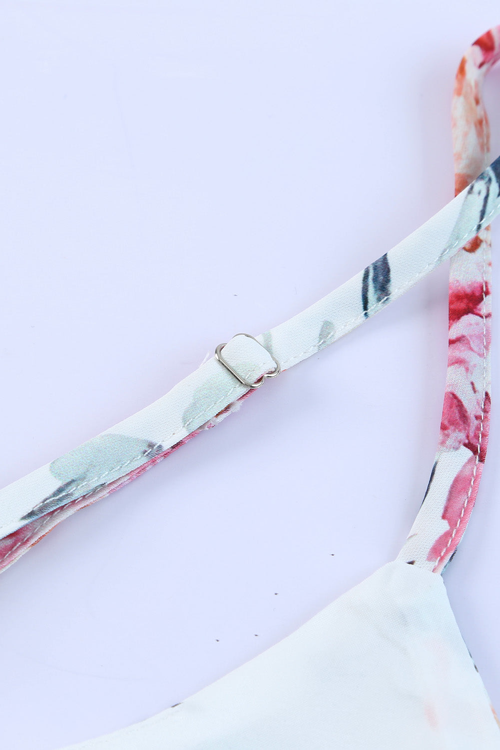 Bijeli kombinezon širokih nogavica s cvjetnim naramenicama